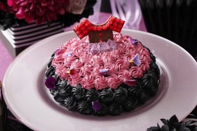 ▲魅惑のドレス~ショートケーキ~ 竹炭を使い真っ黒に仕上げたスポンジケーキ。北海道産生クリームをたっぷり使 用。色のコントラストが美しい一品。