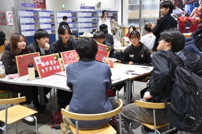 勧誘ブースで説明