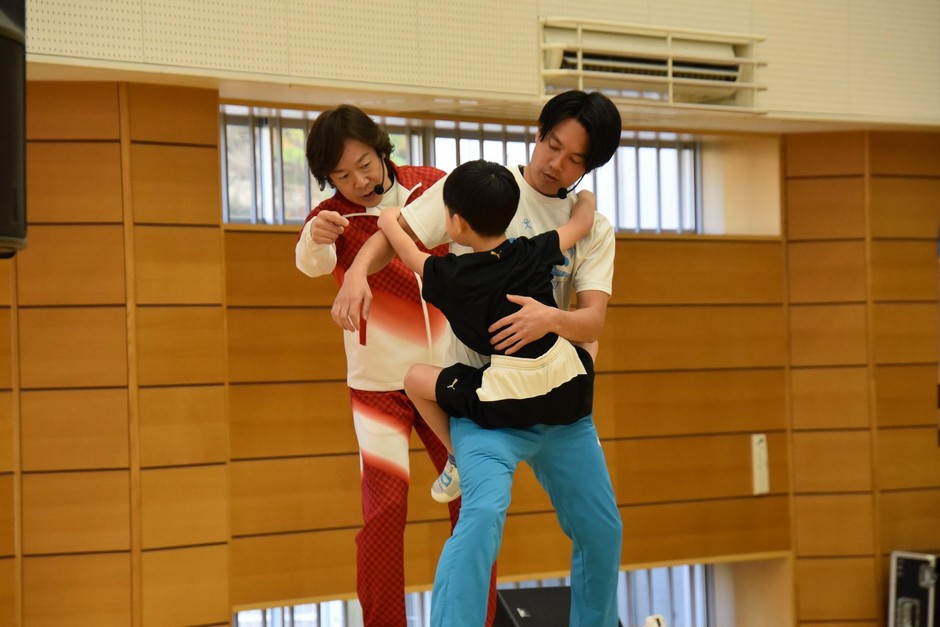 抱っこしながら体を動かす運動を紹介