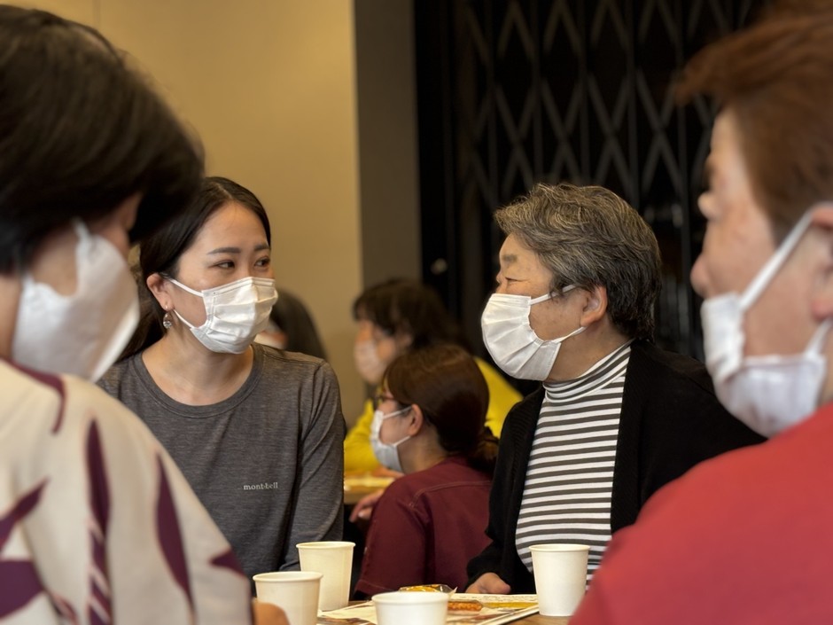 地域住民と医療スタッフがフラットに語り合う「井戸端会議」の様子。医療者が地域の一員として対話を行っている。