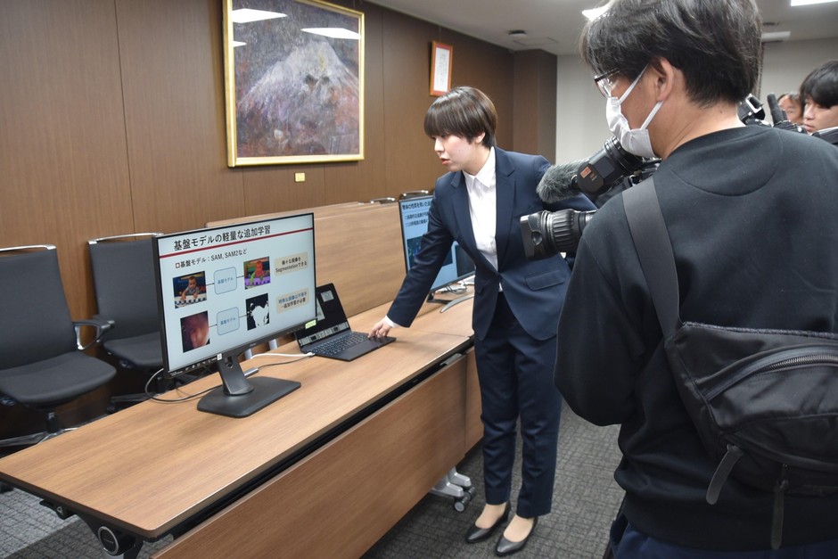メディアの取材に応じる堀田研究室の院生