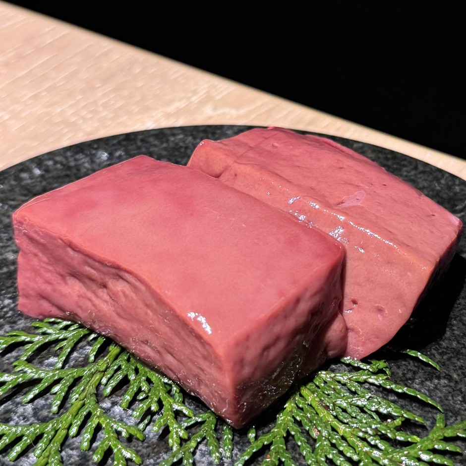 角の立ったレバーは、鮮度が良い証拠です。分厚いレバーを贅沢にお召し上がりください。