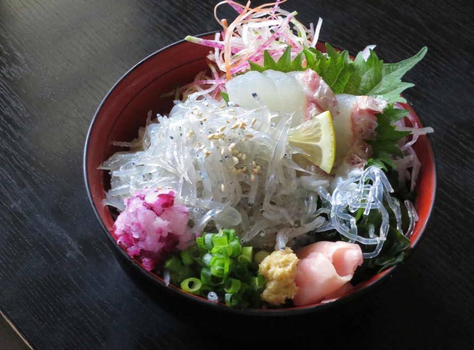 レストラン海峡楼の生しらす丼　税込1,380円
