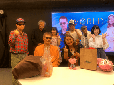 前列左からGOD、SIZUKU、後列左からMANA、藤倉親宏、夏風巫和人、JYUN、藤田進、AILA