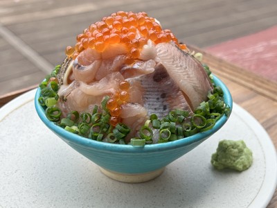 あなたと越えたい　あまご山丼