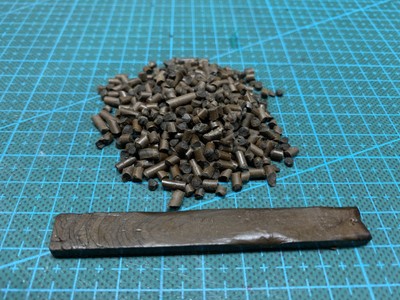 木、杉粉そのものを溶解し作った100%天然バイオマス組成の熱可塑性樹脂材料