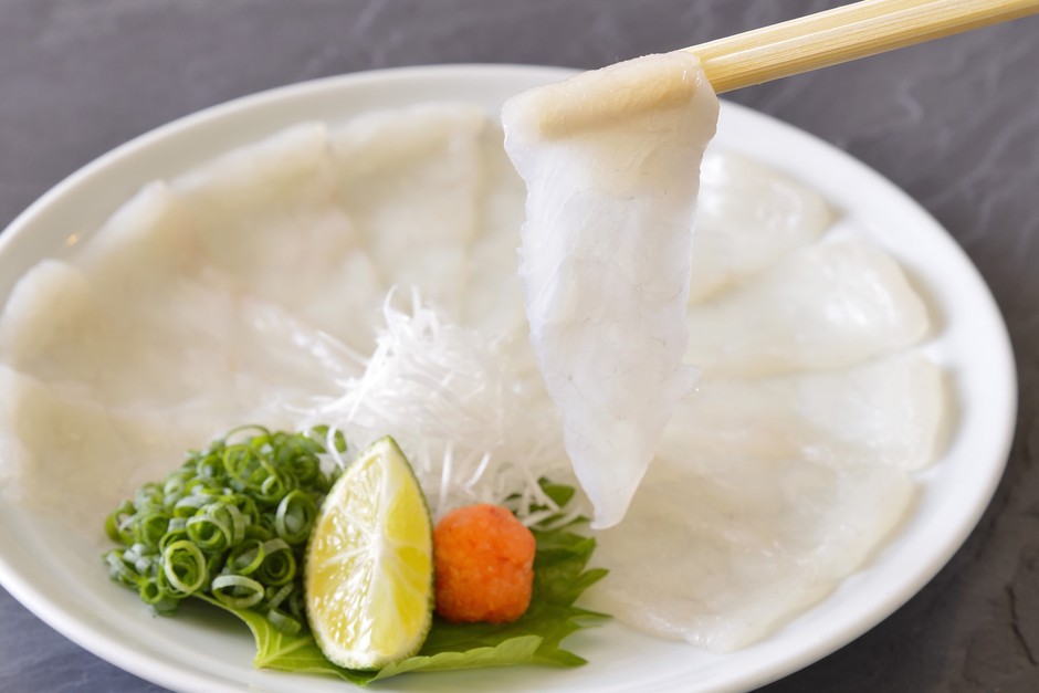 独自の熟成とらふぐを使用した「てっさ(ふぐ刺し)」