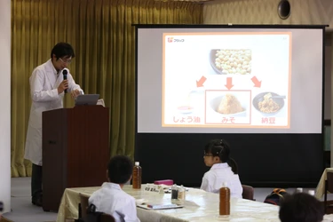小学生の夏休みの自由研究は、 「家庭科×理科」の特別授業が解決　 豆と味噌のW博士が教える加賀味噌仕込みに、 白衣を身にまとった小学生が挑戦　 『フジッコ×ヤマト醤油味噌 大豆パワーと味の実験室』開催