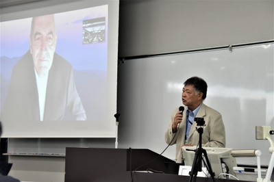 基調講演でコーディネーターと通訳を務める稲葉教授