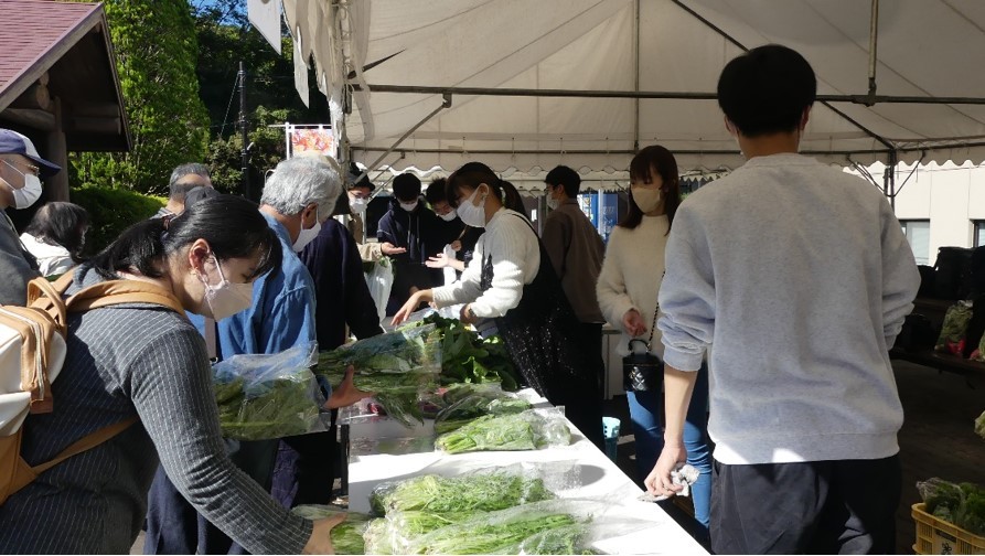 第34回飛鳥祭での学生が栽培した野菜の直販会の様子