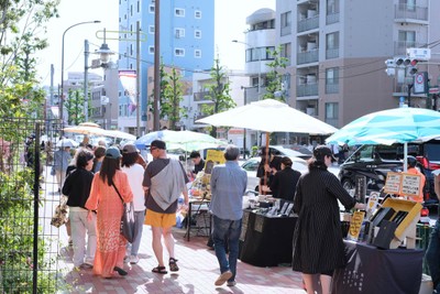 通りに並ぶたくさんのパラソル