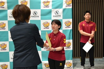 終了後には高橋さんが全員にサイン入り色紙をプレゼント