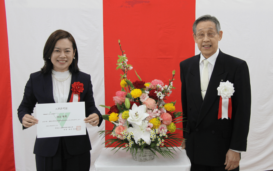 左：新入生代表 池谷康恵さん 右：西村哲雄学長