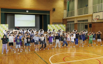 10月13日「豆の日」　 昭和の超有名サウンドロゴ(商標)「♪フジッコのおまめさん♪」 ブランド50周年を記念し、令和のバズダンスとして復活！　 世界が注目する振付師 akane × アバンギャルディ × 小学生 「おまめサンバ」初披露 ＆ 食育「いただきます読本」公開授業