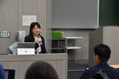 講座の目的を話す三井住友FGの亀川さん