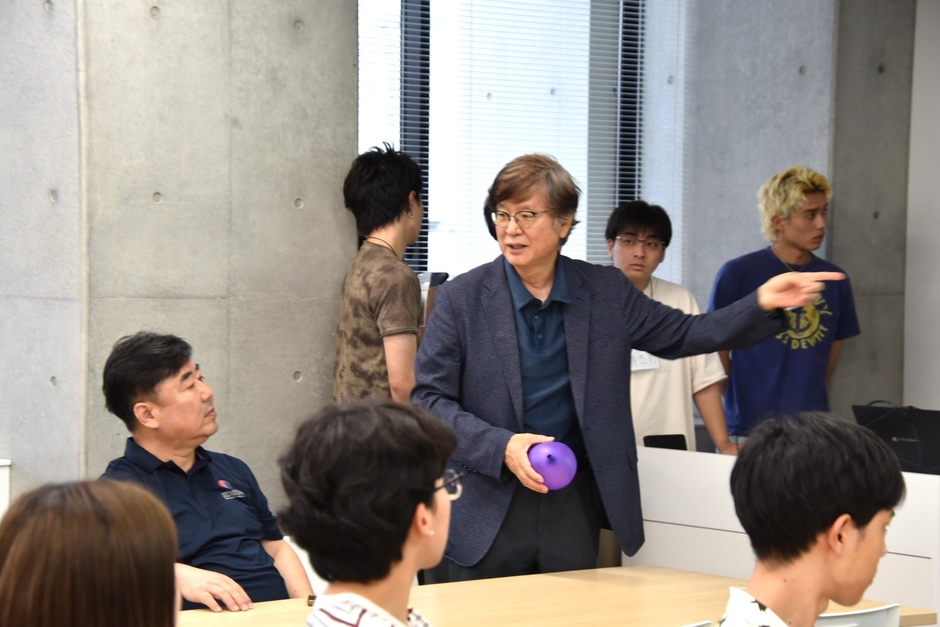質問する尹教授