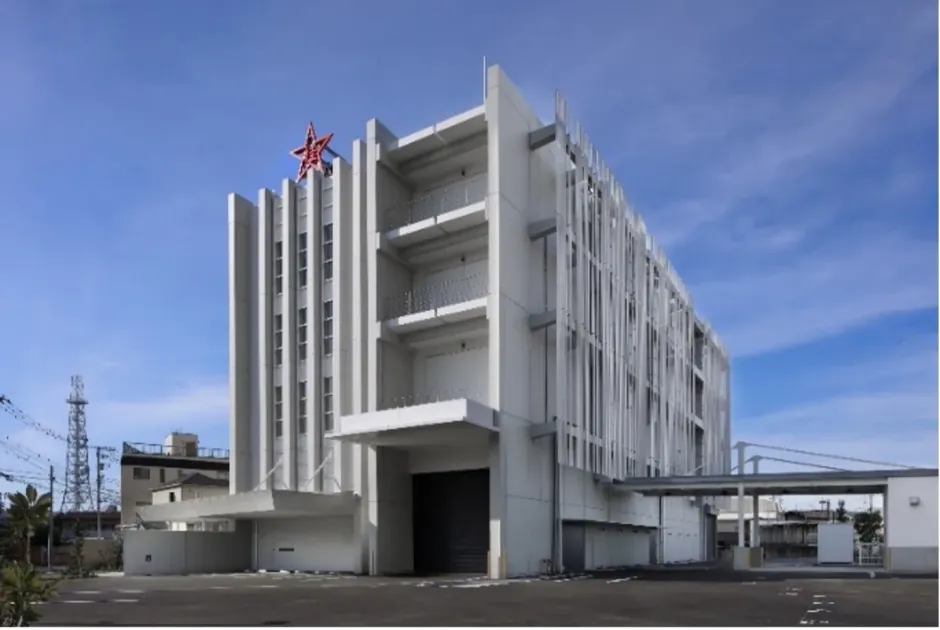 大田区矢口に立つ桂川精螺製作所本社・研究棟。★をモチーフにした会社ロゴが目印(写真提供:桂川精螺製作所)