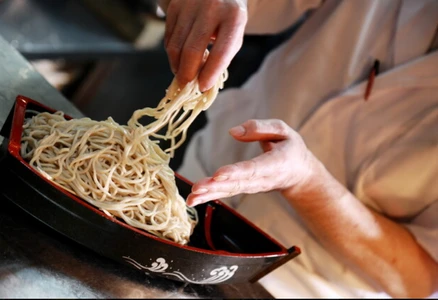 物価高でも“満腹ランチが680円”　 新橋発「舟盛り蕎麦」のランチ利用者数が3年連続で増加