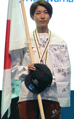 個人総合でメダルと国旗を手にした武藤唯選手
