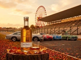【11月7日・8日限定】F1世界王者ジェンソン・バトンの美学が宿るスコッチ「COACHBUILT」、聖地・鈴鹿を巡るクラシックカーイベント『大人のくるま旅』に登場