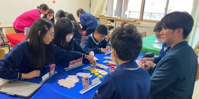 近畿大学附属小学校で近畿大学の学生起業家による出張授業を実施　「起業」の経験を伝え、児童の将来の職業選択の視野を拡げる