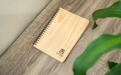 同社の25周年記念のカバー(裏表)に本物の杉材をつかった樹のリングノート