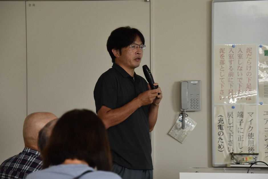パンジーやビオラの栽培について解説する森田裕将准教授