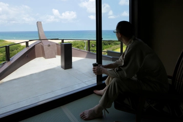 【喧騒を離れる大人の一人旅】海のある京都の穴場「夕日ヶ浦」。夜は波の音だけが聞こえる『旅亭 櫂』で、何もしない贅沢を。｜夕日ヶ浦温泉 旅亭 櫂-KAI-