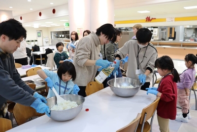 炊き立てのご飯を大きなボールに移して酢を混ぜ込みます