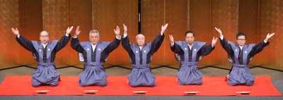 （左から）：伊藤伸二（盛岡劇場館長）、南部利文（南部家の第46代当主）、三浦宏（岩手日報社相談役）、谷藤裕明（盛岡市長）、眞下卓也（IBC岩手放送代表取締役社長）