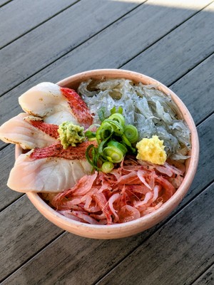 静岡満喫丼～金目鯛～・生しらす・生桜えび