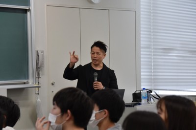 講義をする岡田教授