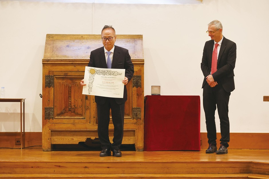 サラマンカ大学より国際功労賞を授与。サラマンカ大学サリーナス講堂にて
