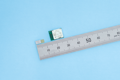 「ES4L15MA1」(左)と「EC4L15MA1」(右)　サンプル外観