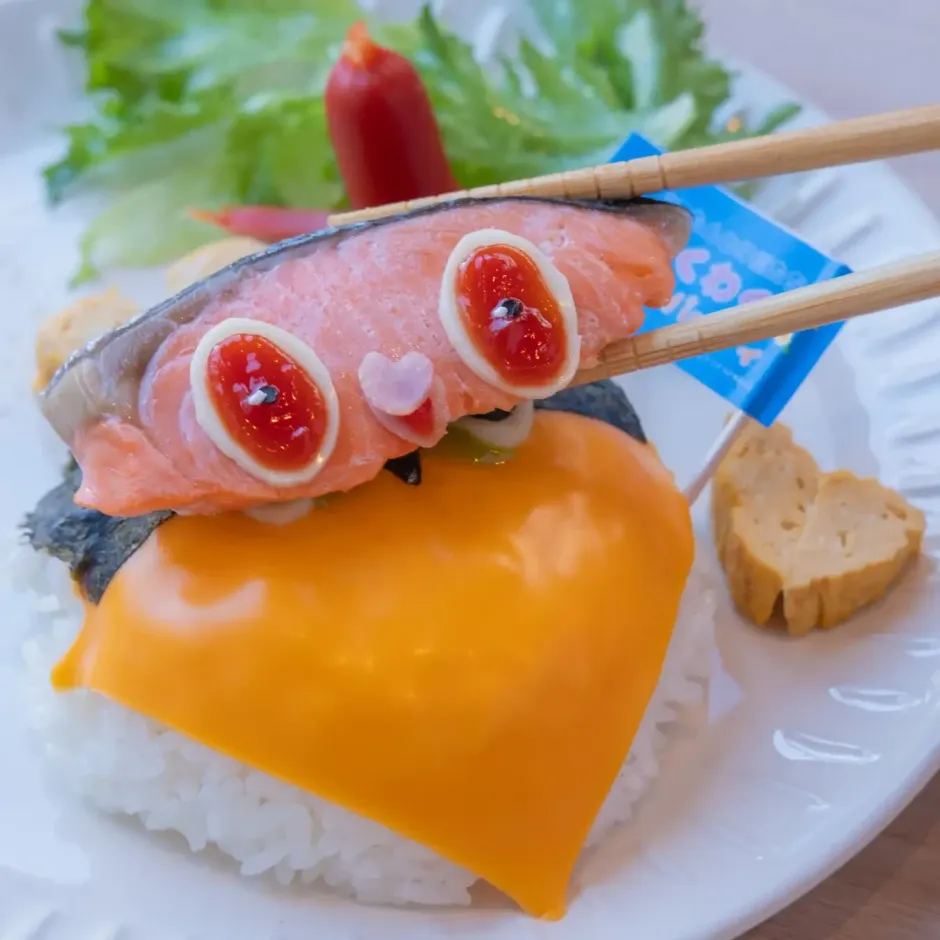 焼き鮭をのせると、ずぐまるがシャケ化!? あの「シャケ化」を実際に楽しめる、遊び心たっぷりの一皿です♪