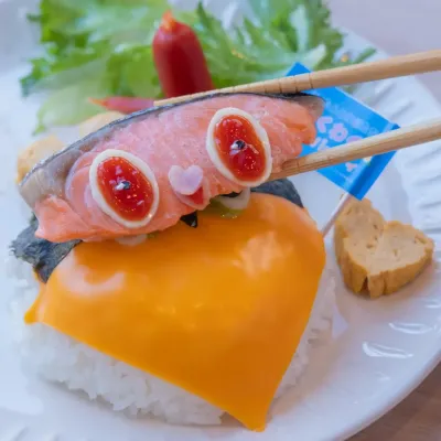 焼き鮭をのせると、ずぐまるがシャケ化!? あの「シャケ化」を実際に楽しめる、遊び心たっぷりの一皿です♪