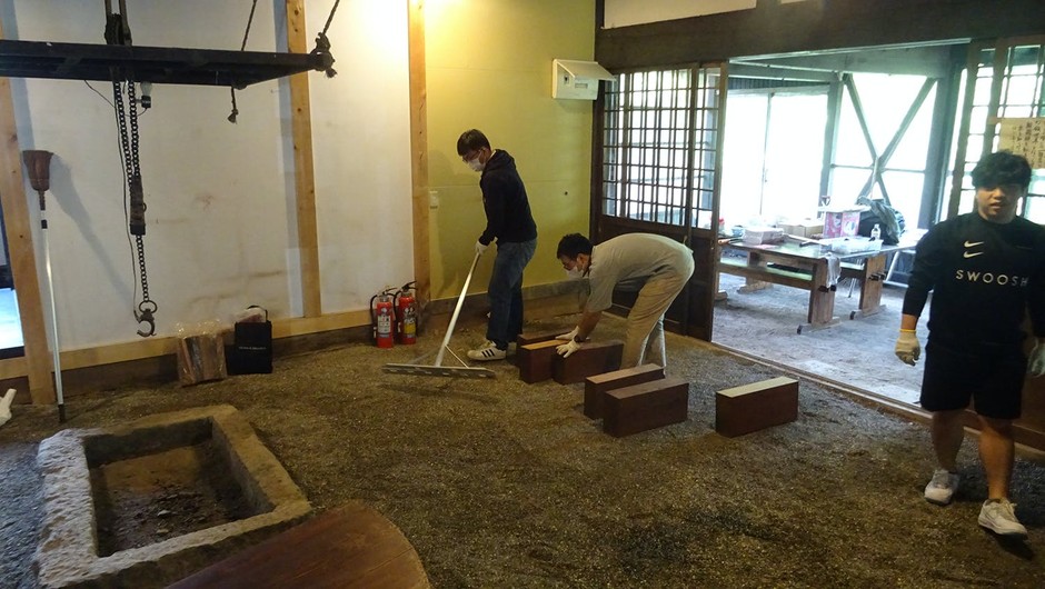 囲炉裏場の整地作業