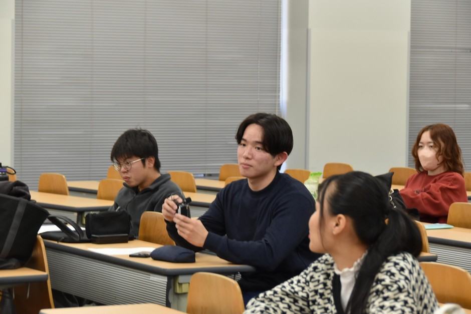 質問する学生