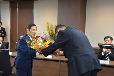 花束を贈られる中野名誉教授