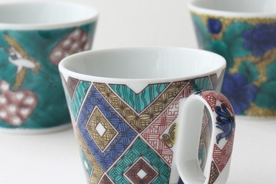 九谷焼を象徴する3つの伝統文様を手しごとによる豊かな色彩で表現