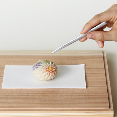 引網香月堂の上生菓子と四津川製作所の「Wagashi Fork」