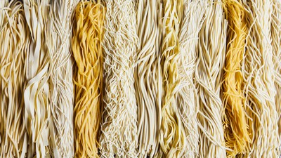 現在、約100種類の個性あふれる麺を開発し、岡山のみならず東北から沖縄まで、約300店の飲食店の方々に使われています。