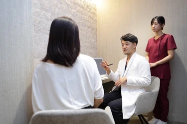 食後に腹痛が起こるのはなぜ？考えられる原因と受診の目安