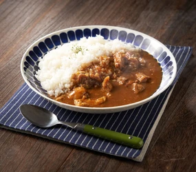 おうちでご当地グルメ！　宮崎県産赤鶏の炭火焼きと国産牛肉の他人カレーを新発売
