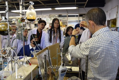 実習で高谷准教授（右）の説明を聞くアイルランガ大学の学生ら