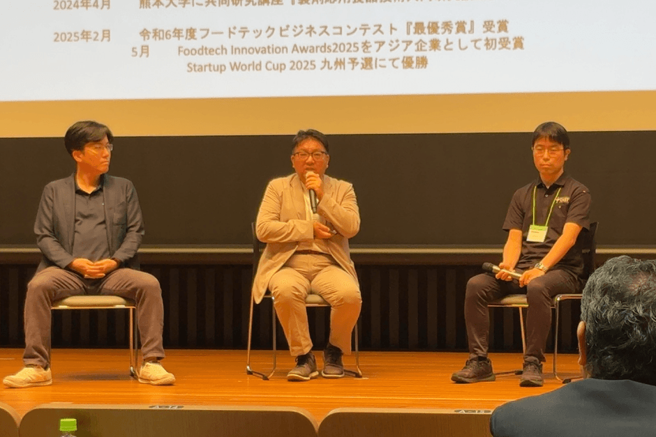 中央：マイクを持つトイメディカル株式会社の竹下代表