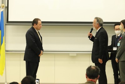 学長より目録の贈呈