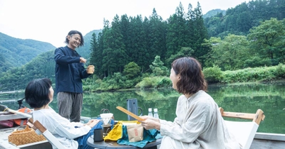 明け染めぬ霧幻峡で過ごす水上の贅沢朝時間