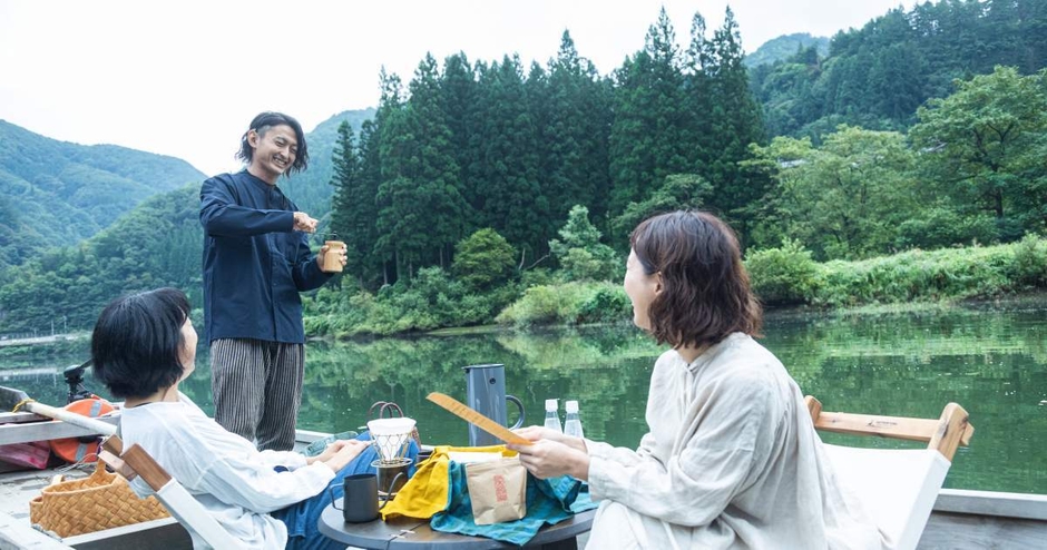 明け染めぬ霧幻峡で過ごす水上の贅沢朝時間