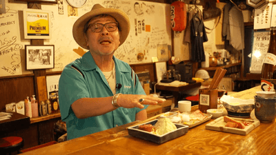 北千住を散策するなぎら健壱さん